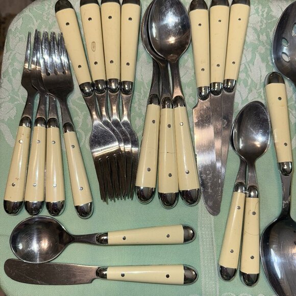 Oneida Palette 19 pieces of silverware/flatware - Picture 1 of 5